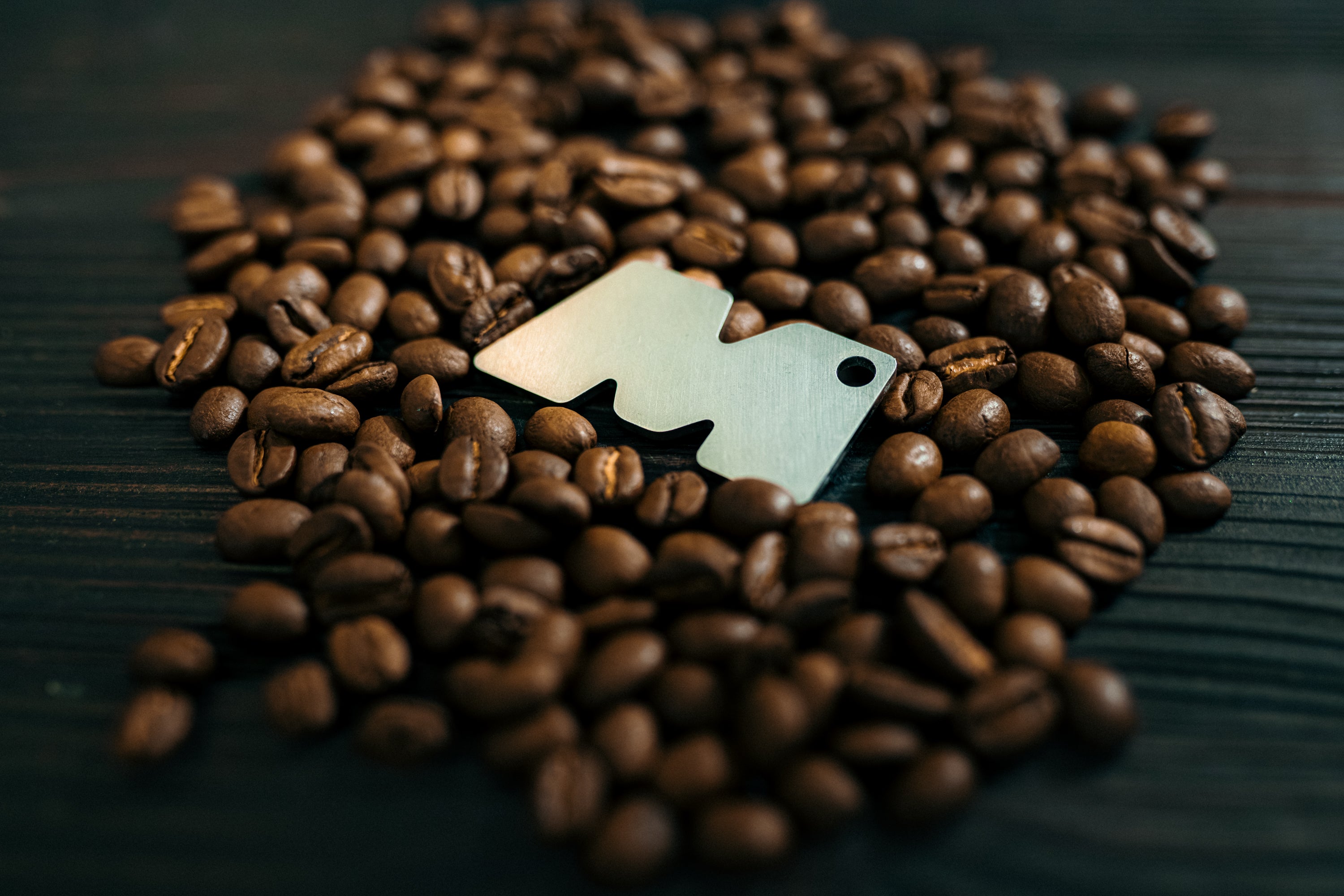 MIKA Schlüsselanhänger auf Kaffeebohnen